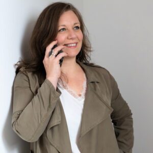 Nancy Solenko au téléphone
